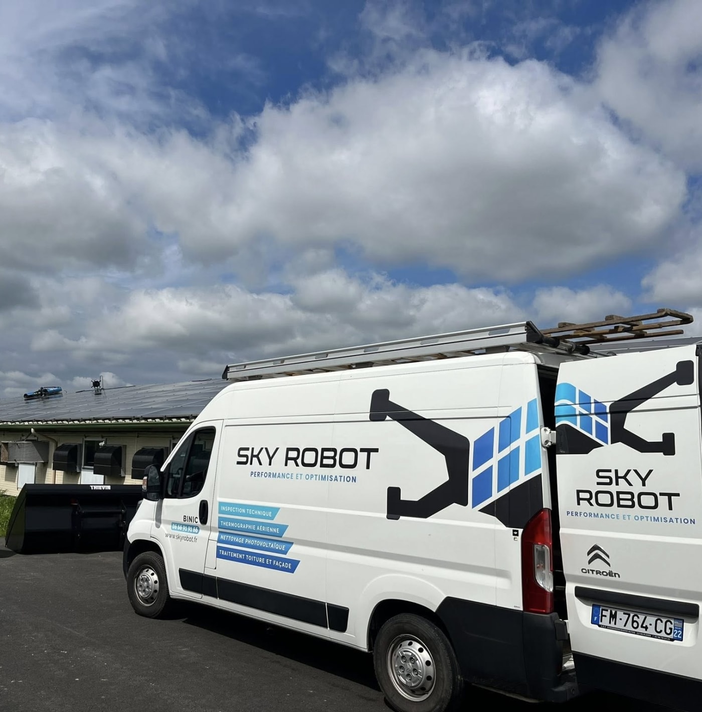 Drone Skyrobot en intervention — nettoyage et inspection