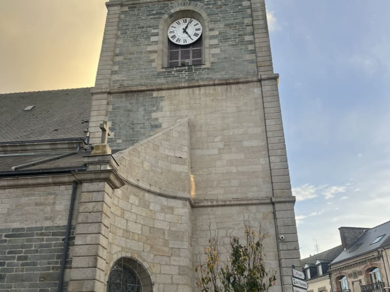 Après intervention — nettoyage façade église Bretagne