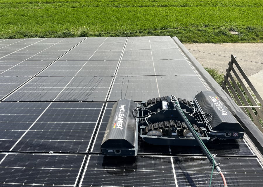 Robot nettoyeur panneaux photovoltaïques hangar agricole