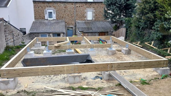 Maison ossature bois - Lisses basses sur plots béton