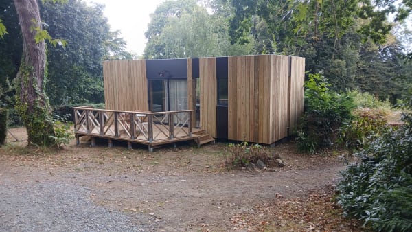 Tiny house en bardage bois avec terrasse