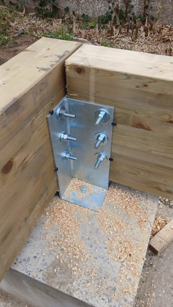 Maison ossature bois - Détail de fixation sur plot béton