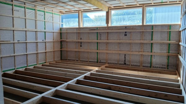 Bureau ossature bois dans un entrepôt - Solivage et murs