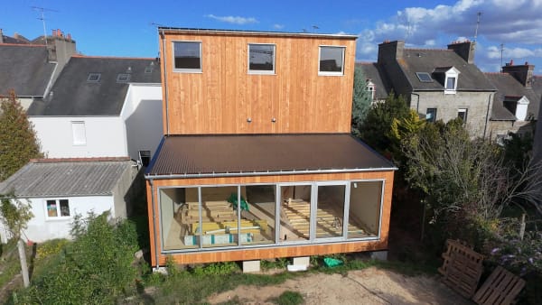 Maison ossature bois terminée - Façade bardage bois et baie vitrée
