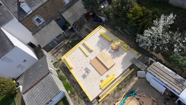 Maison ossature bois - Plancher isolé avant levage des murs