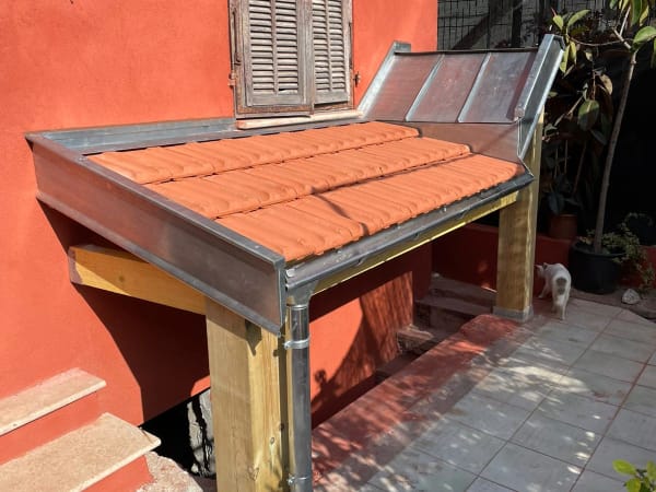 Ajout de la couverture en tuiles et zinc de l'auvent de cave à Antibes