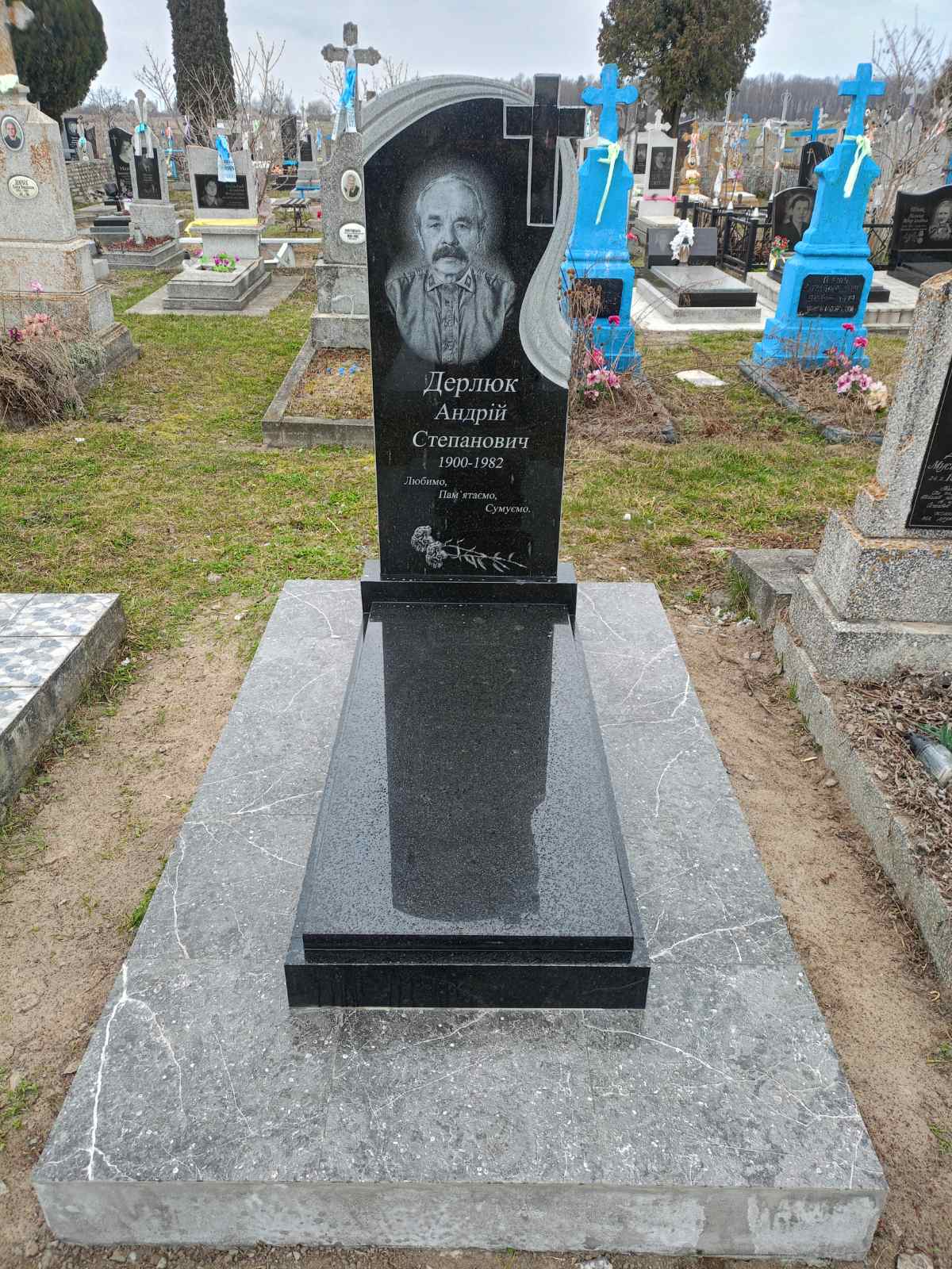 Одинарний пам`ятник.