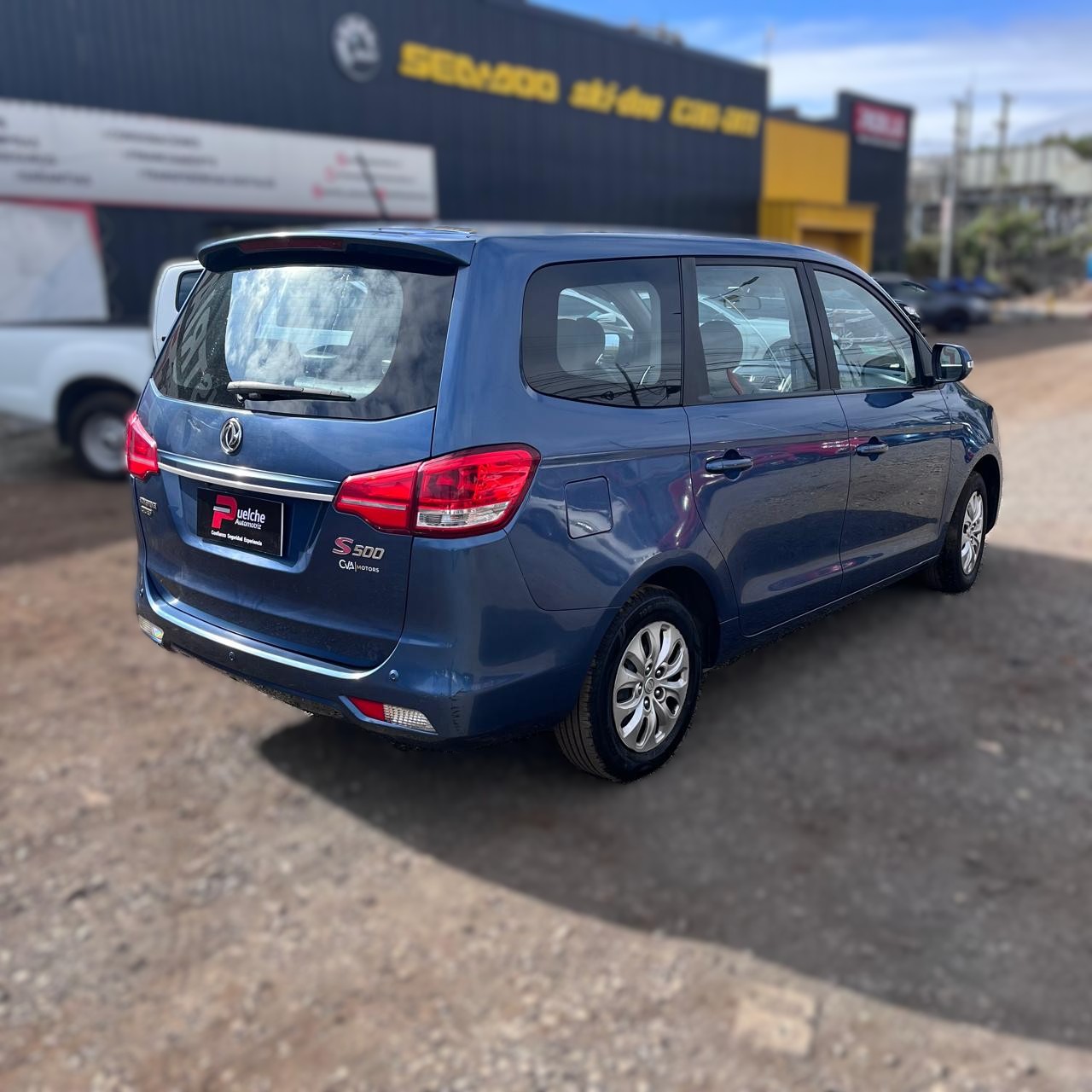 DONGFENG S500 1.5 4X2 5MT 5P 3 CORRIDAS DE ASIENTOS 2022