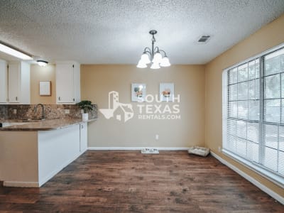 805 E Hiller St Victoria, TX