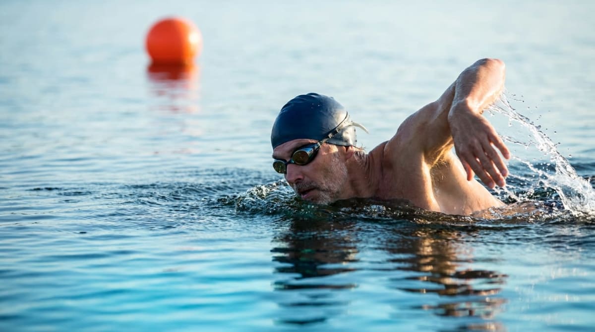 Deja de decirle a tu cuerpo qué hacer: por qué el foco externo te hace nadar mejor