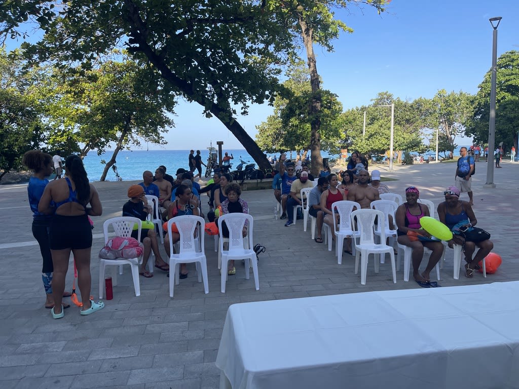 Participantes de la clínica de natación en aguas abiertas