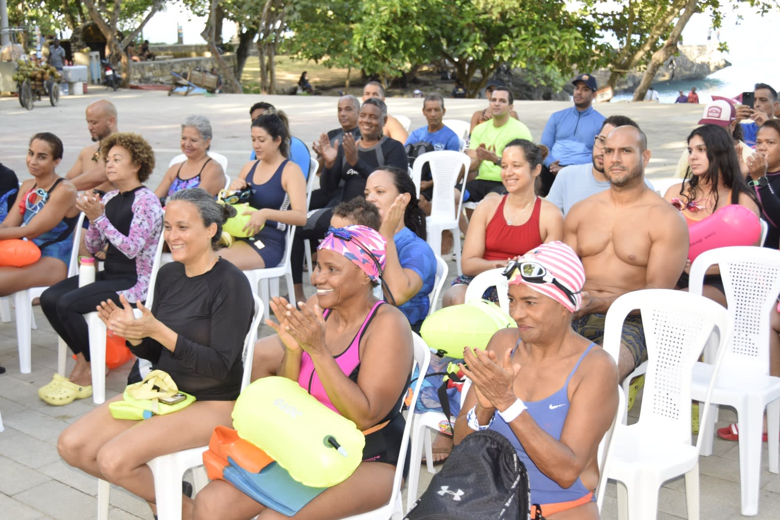 Participantes aplauden durante la sesión teórica