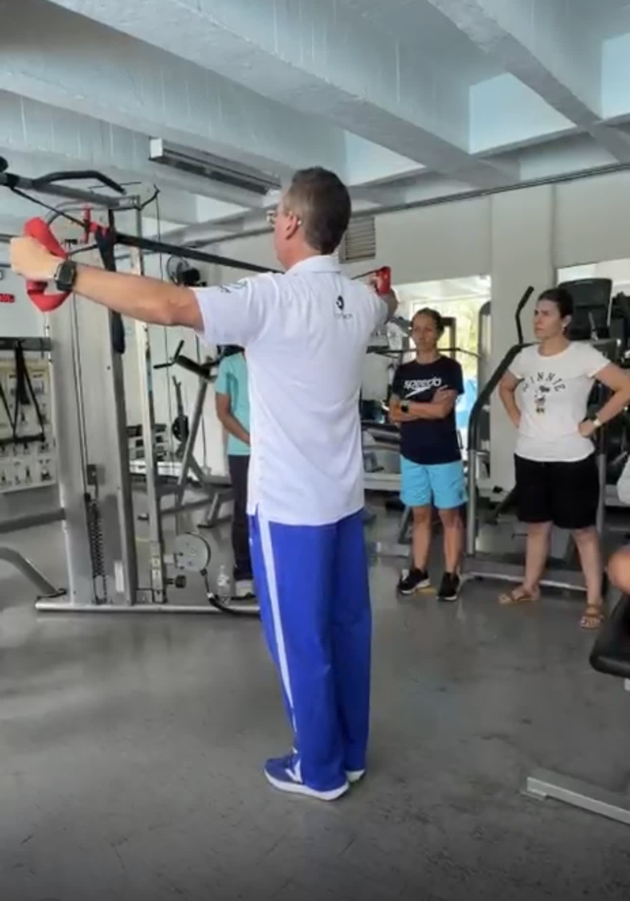 entrenador demostrando uno de los ejercicios recomendados para los nadadores master