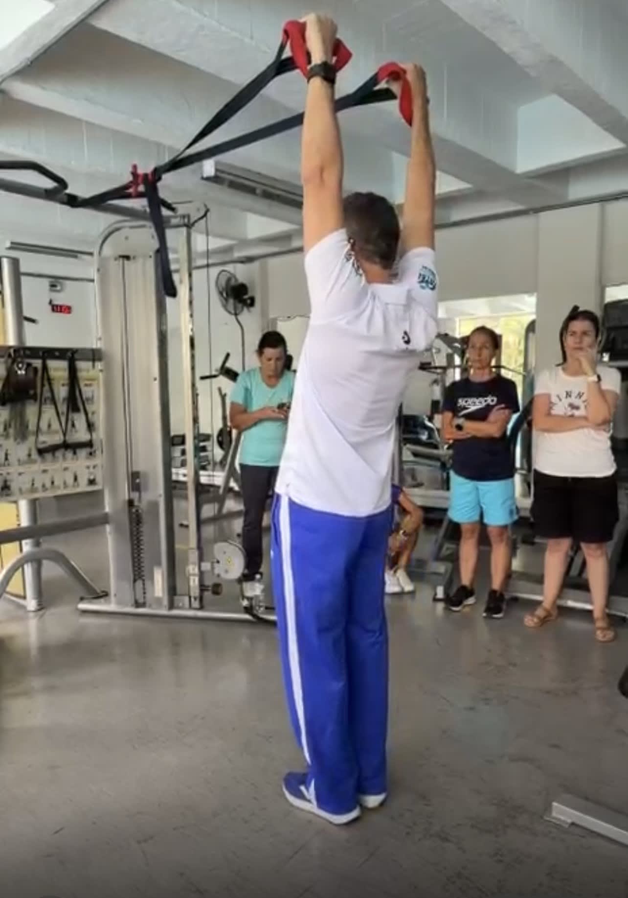 entrenador demostrando ejercicio para el fortalecimiento