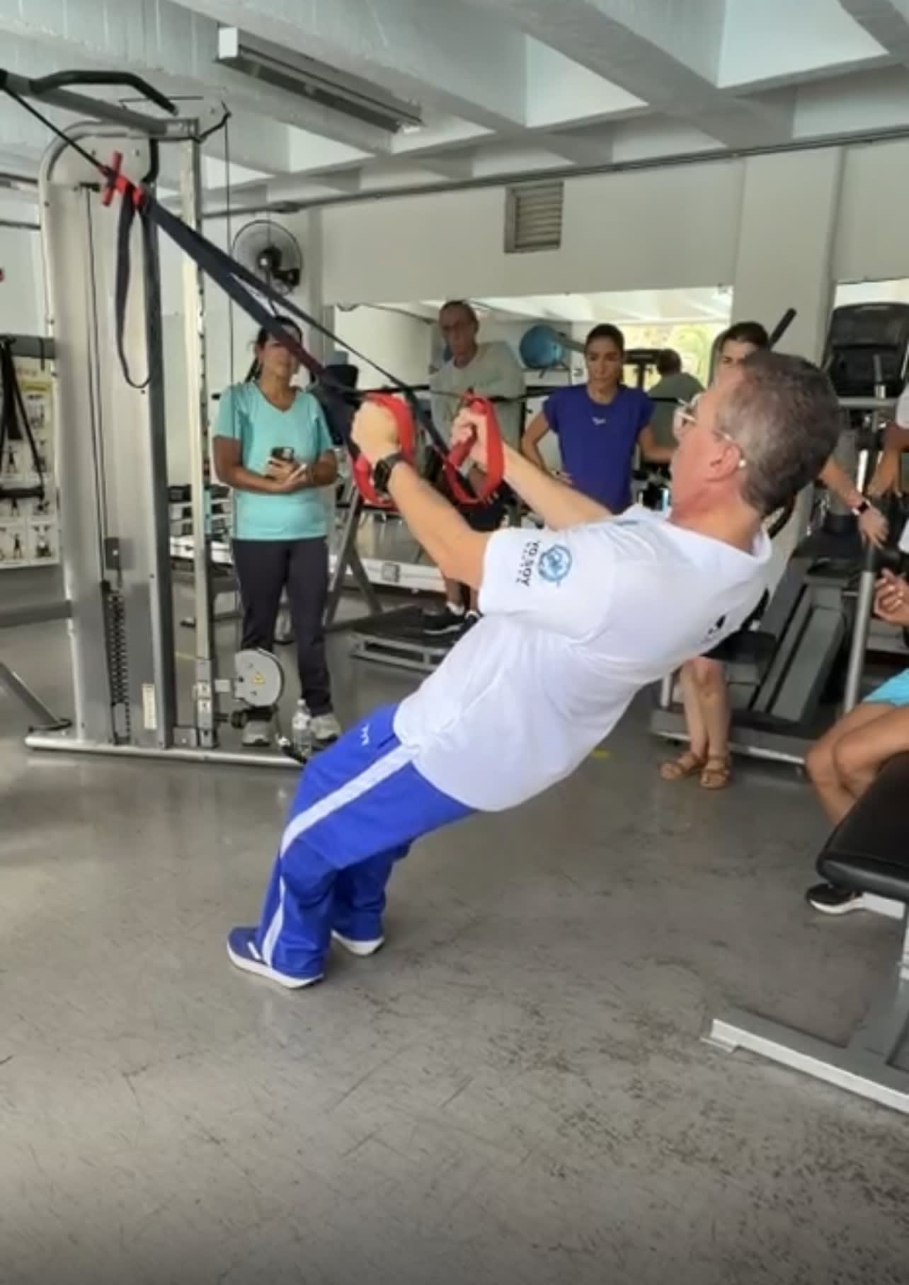 entrenador demostrando un movimiento para el fortalecimiento específico para la natación