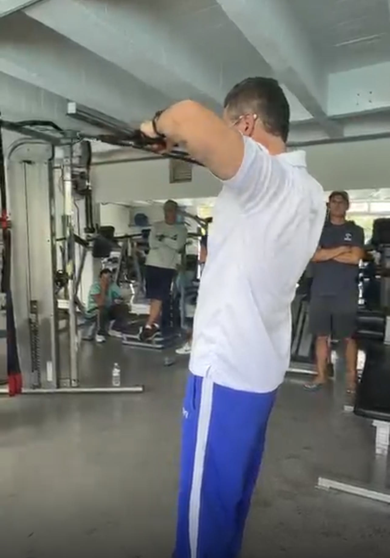 entrenador demostrando ejercicio de fortalecimiento para la natación