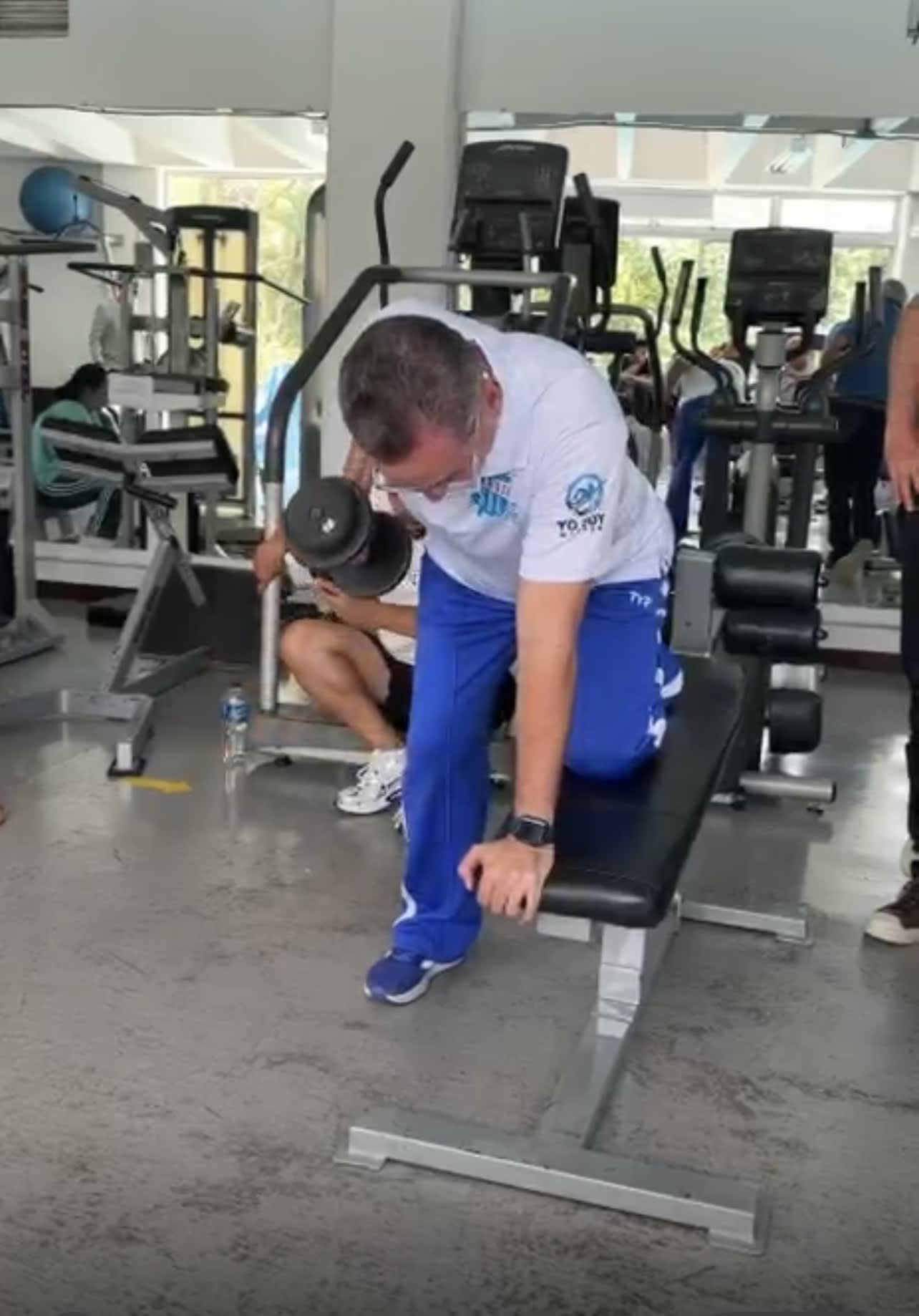 entrenador demostrando movimiento para el fortalecimiento de los músculos de la espalda
