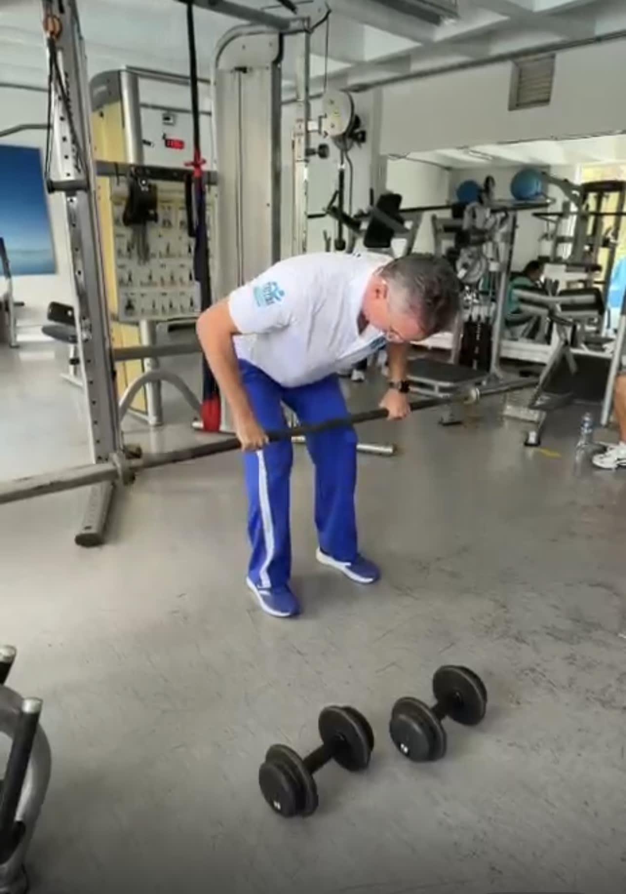 entrenador demostrando movimiendo para el fortalecimiento de la espalda para la natación