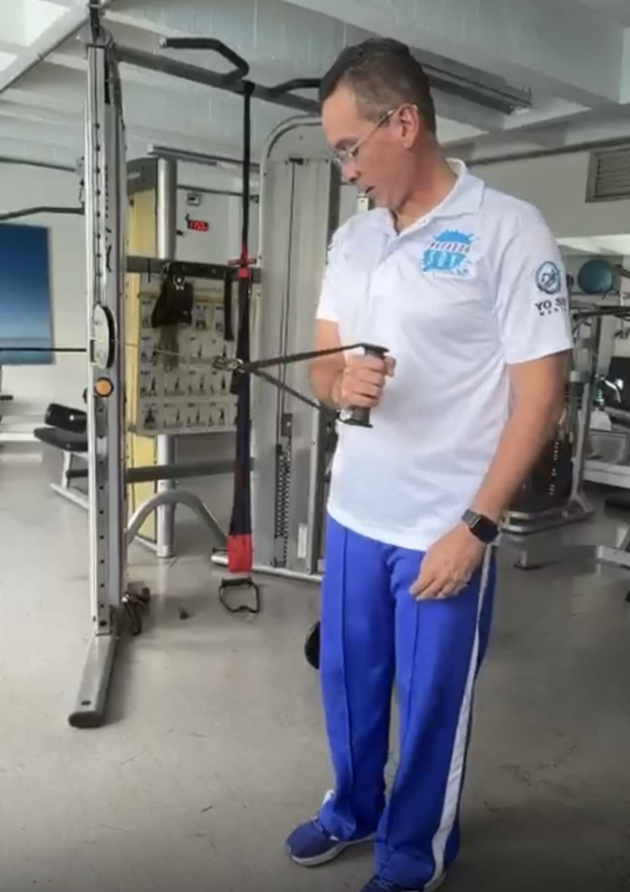 entrenador demostrando movimiento para la salud articular del hombro