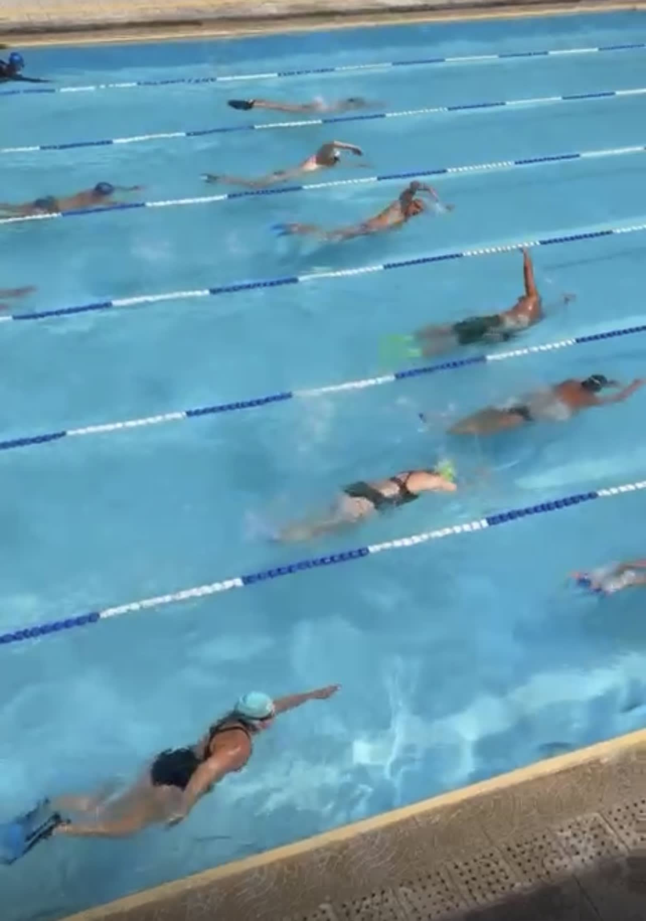 nadadores haciendo un ejercicio asignado por el entrenador durante la clínica