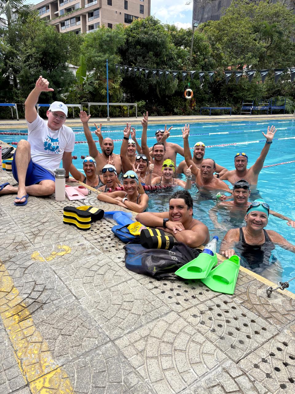 atleta y entrenador celebrando el cierre de la clínica