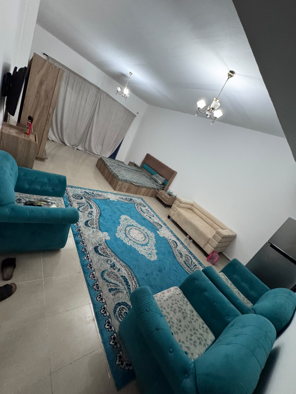 غرفة واسعة ببلكونة مع شاشة تلفزيون وثلاجة في النخيل 2 - كورنيش عجمان