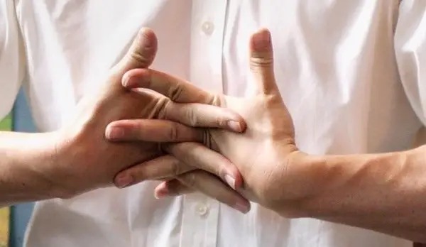 Bẻ xương khớp kêu 'rắc rắc' cho khỏi mỏi có tốt cho cơ thể?