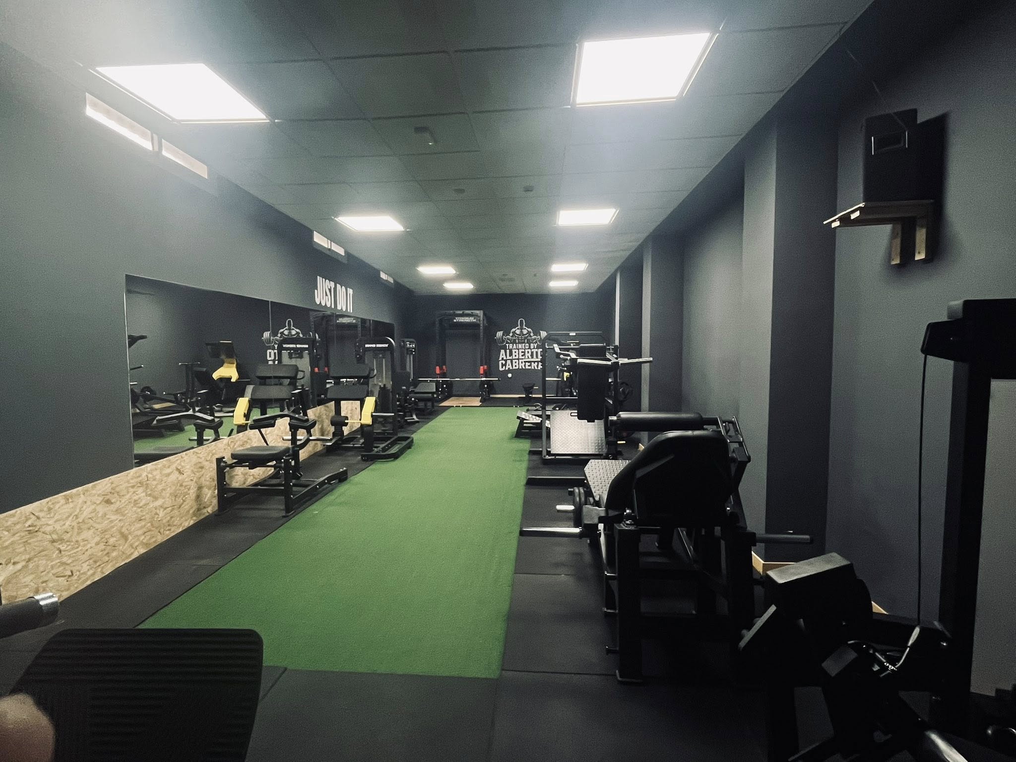 Zona de entrenamiento de piernas en Fitness Center Berja