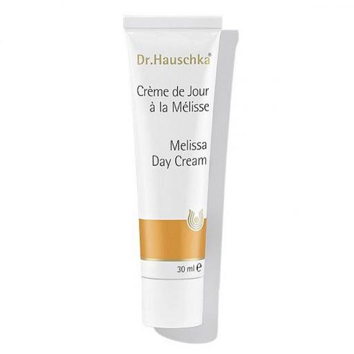 Dr. Hauschka, крем для лица «Мелисса». Отлично увлажняет, выравнивает цвет кожи и питает. Лицо увлажнено до вечера