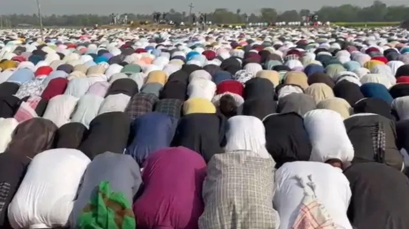 मुर्शिदाबाद में बन रही बाबरी मस्जिद, बड़ी संख्या में लोगों ने पढ़ी जुम्मे की नमाज़