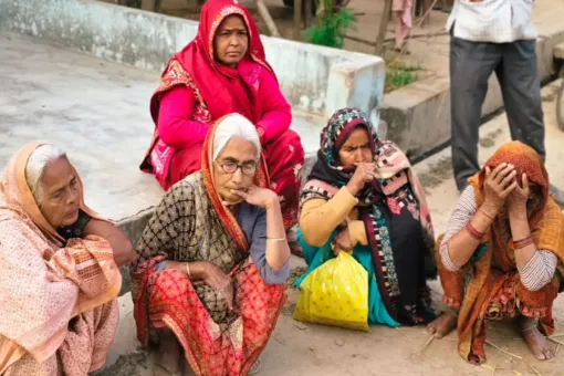 जिस घर में बजने वाले थे शादी के गीत, वहां गूंज उठीं चीखें: बेटे ने पिता को पीट-पीटकर मार डाला