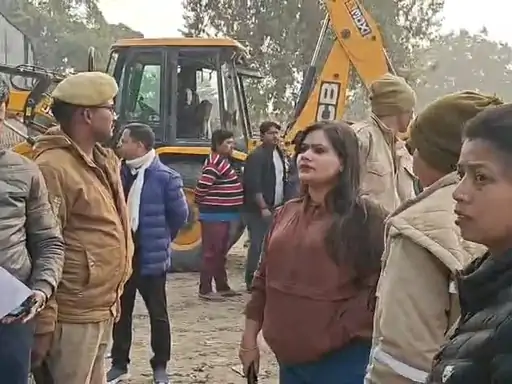 करनैलगंज मंडी में एसडीएम की बुलडोजर कार्रवाई से 100 से अधिक अतिक्रमण हटे, SDM बोलीं- दोबारा होगी सख्त कार्रवाई