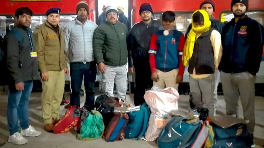 लखनऊ में आरपीएफ की बड़ी कार्रवाई, ट्रेन से 50 किलो गांजा बरामद, दो तस्कर गिरफ्तार