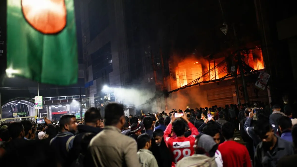 बांग्लादेश में आज हिंसा और अशांति: उस्मान हादी की मौत के बाद देशभर में प्रदर्शन, मीडिया कार्यालयों पर हमले और हालात तनावपूर्ण