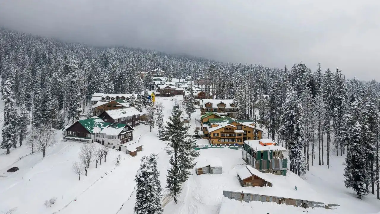 कश्मीर में चिल्लई कलां की शुरुआत: गुलमर्ग, सोनमर्ग में मौसम ने दिखाया सर्दी का खौफ