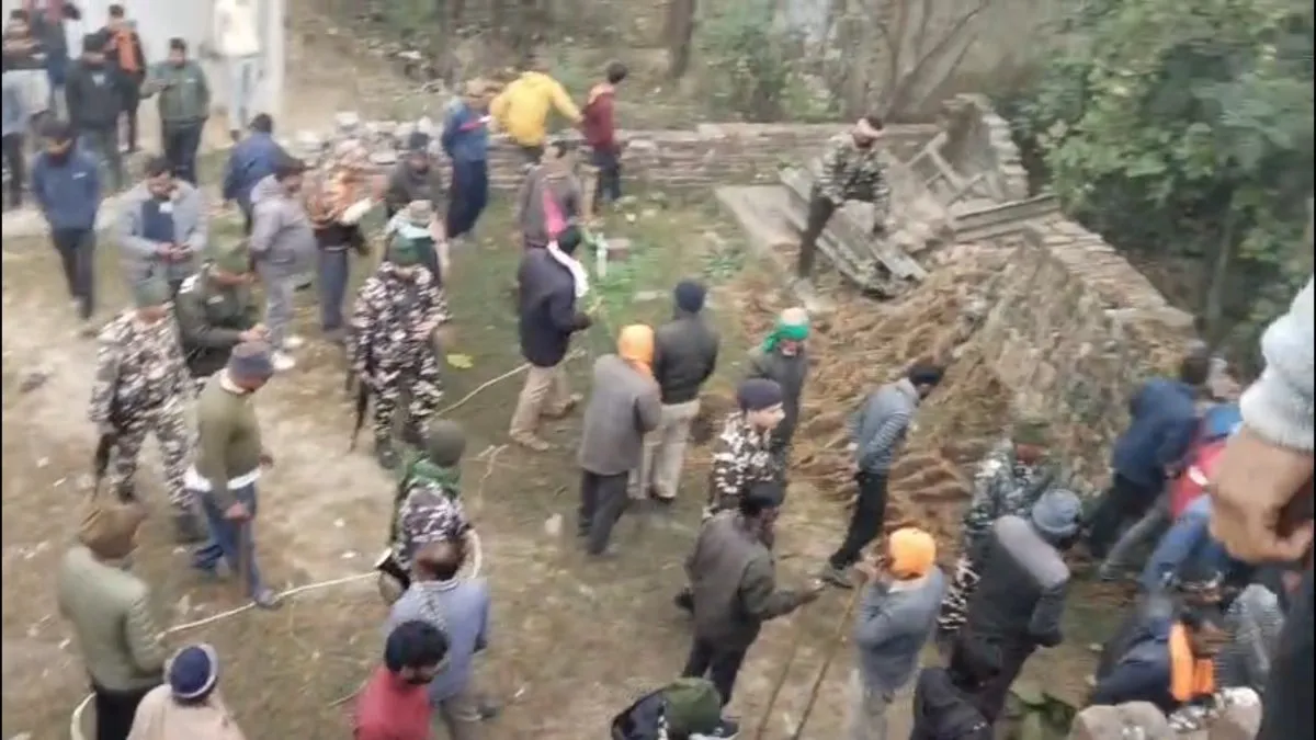 अलाव ताप रहे ग्रामीणों पर बाघ का हमला, दो बच्चों समेत तीन घायल