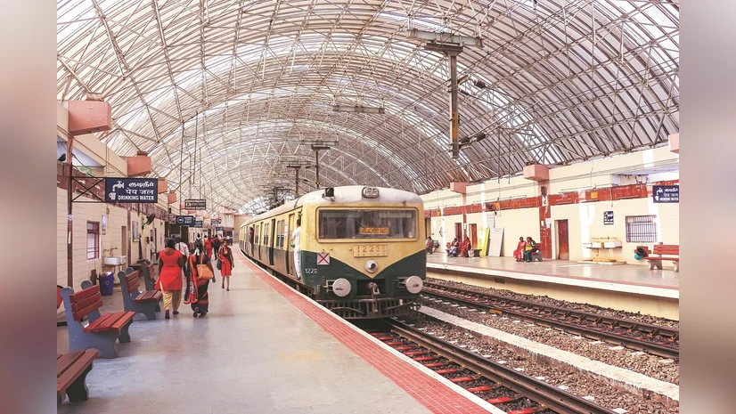 रेलवे सेक्टर के शेयरों में जोरदार रैली, RVNL–IRFC–IRCTC ने दिखाई जबरदस्त उड़ान