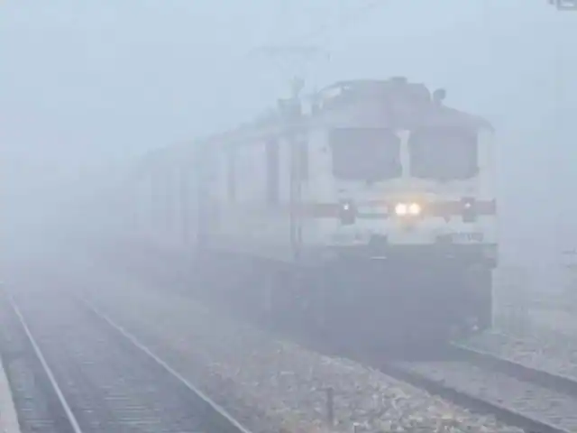 उत्तर भारत में सर्दी का कहर, घने कोहरे और जहरीली हवा से ट्रेनें लेट, जनजीवन अस्त-व्यस्त