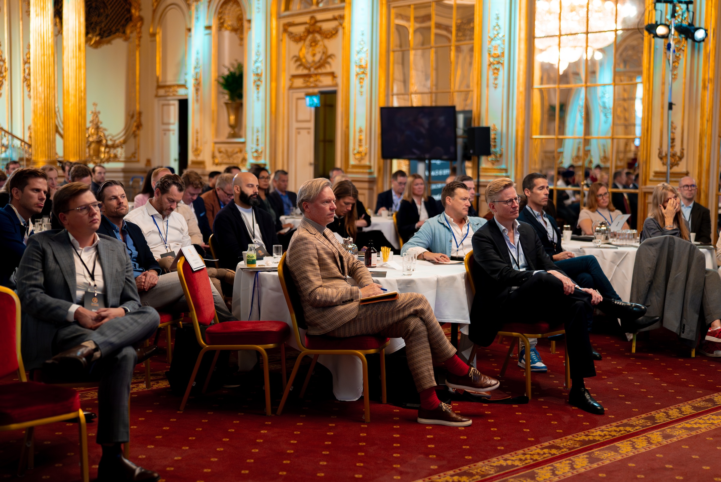 Attendees listening during a keynote at Fast Growth Icons Stockholm, photographed by We Stream