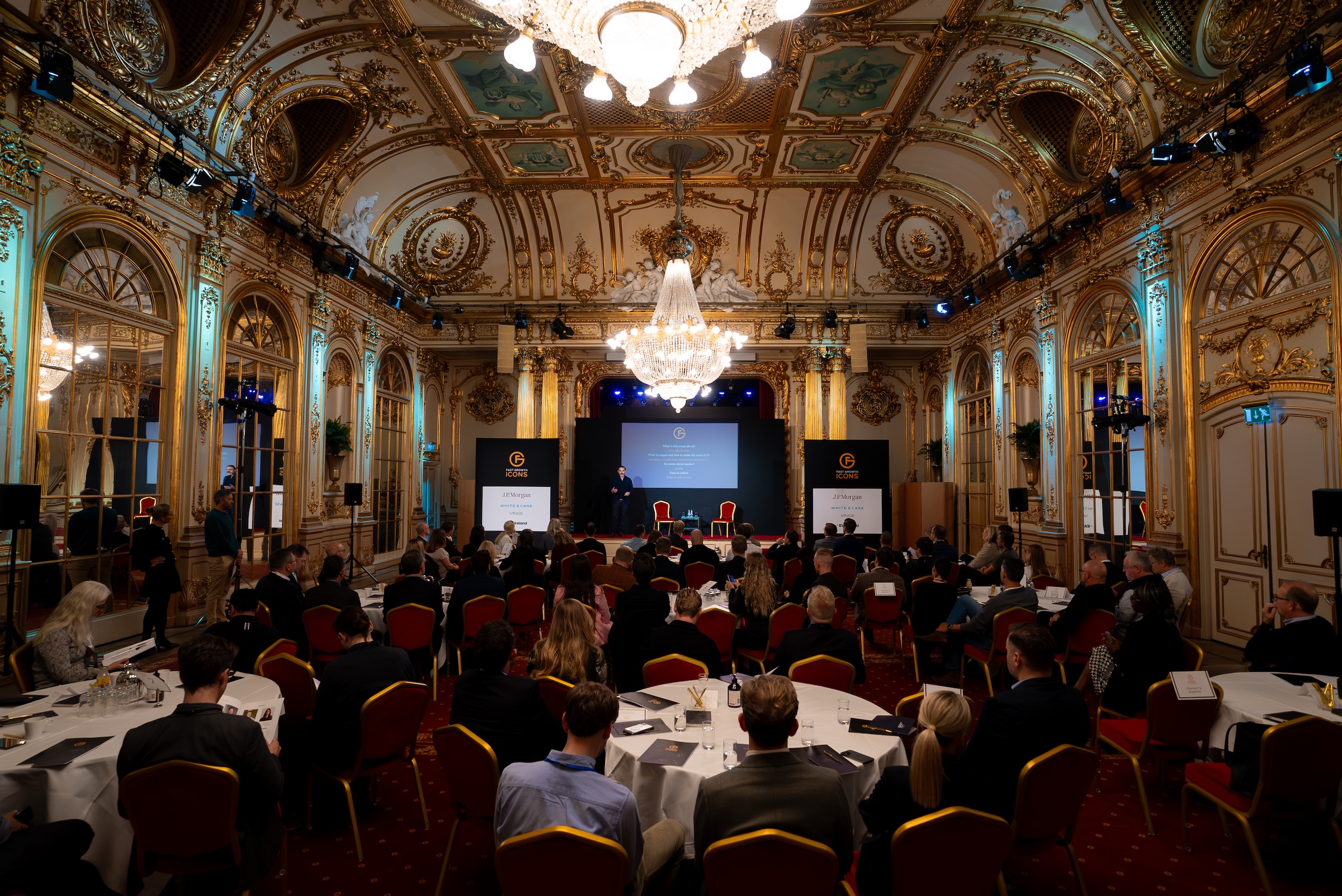 Keynote session in the gilded ballroom at the Fast Growth Icons Stockholm event, photographed by We Stream