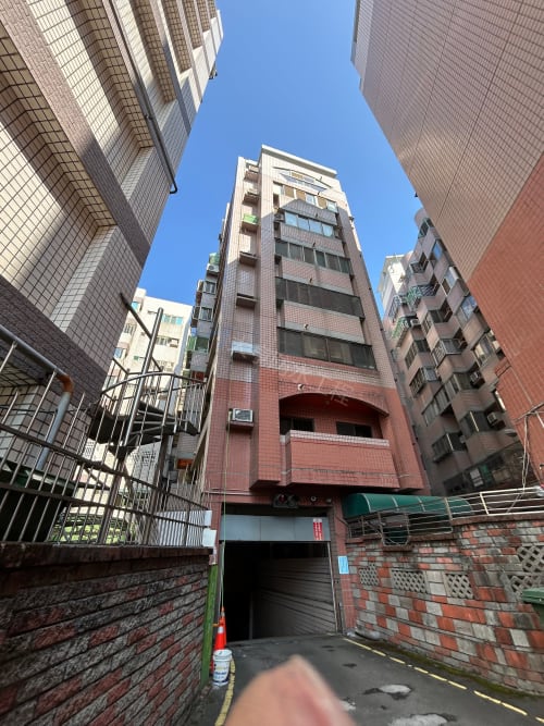 台中外牆防水高空繩索與冷氣窗口封板平整批土油漆