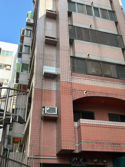 台中外牆防水高空繩索與冷氣窗口封板平整批土油漆