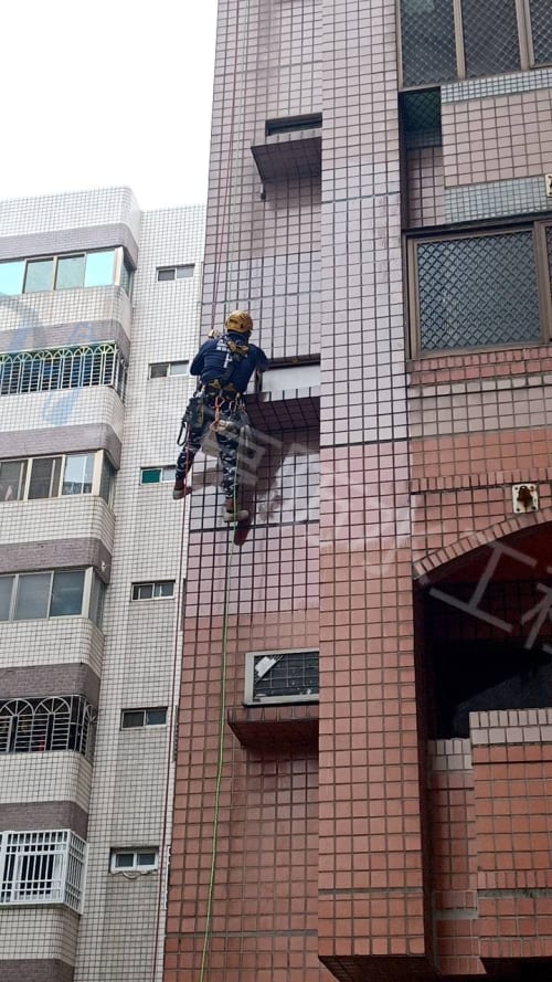 台中外牆防水高空繩索與冷氣窗口封板平整批土油漆