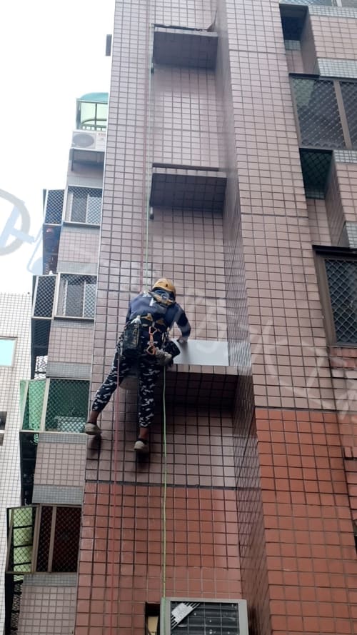 台中外牆防水高空繩索與冷氣窗口封板平整批土油漆