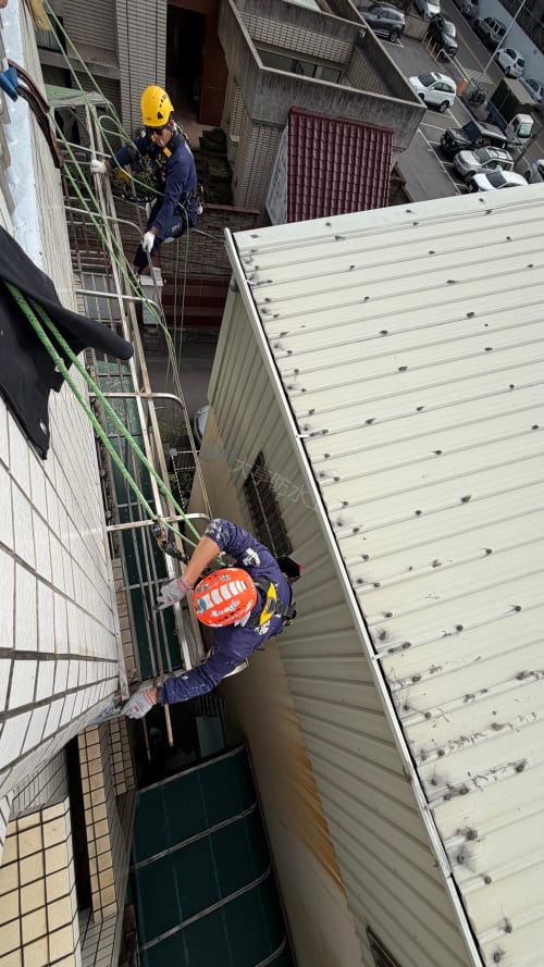 台中大肚採光照PC板老化破損更新