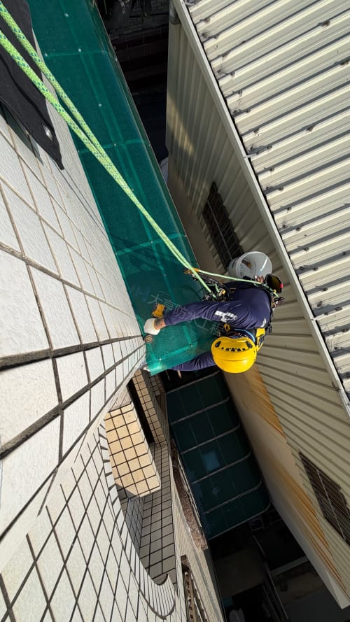 台中大肚採光照PC板老化破損更新