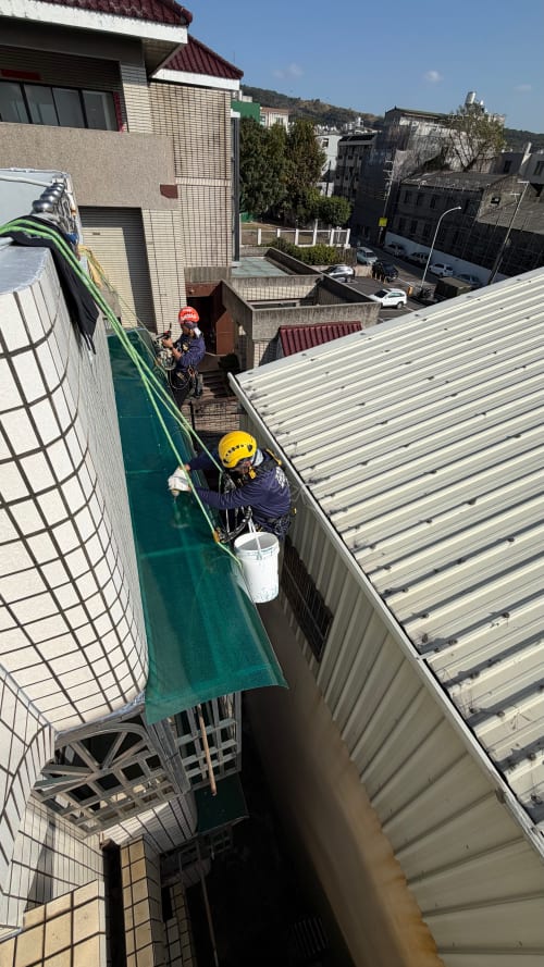 台中大肚採光照PC板老化破損更新