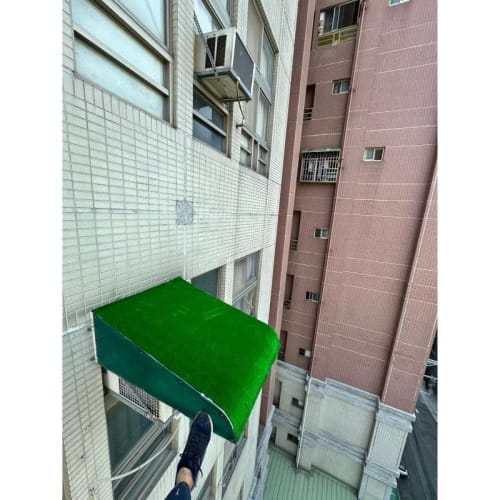 冷氣貼人工草皮_防雨水噪音