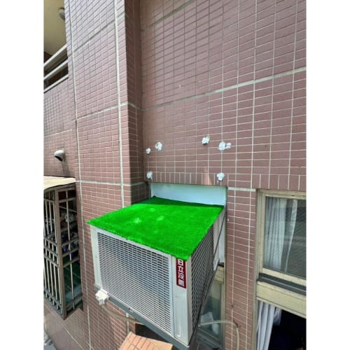 冷氣貼人工草皮_防雨水噪音