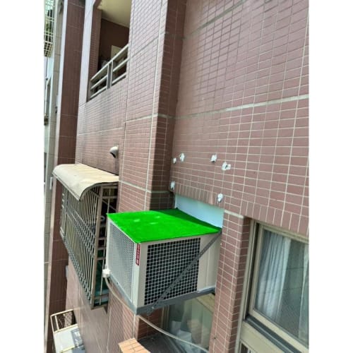 冷氣貼人工草皮_防雨水噪音